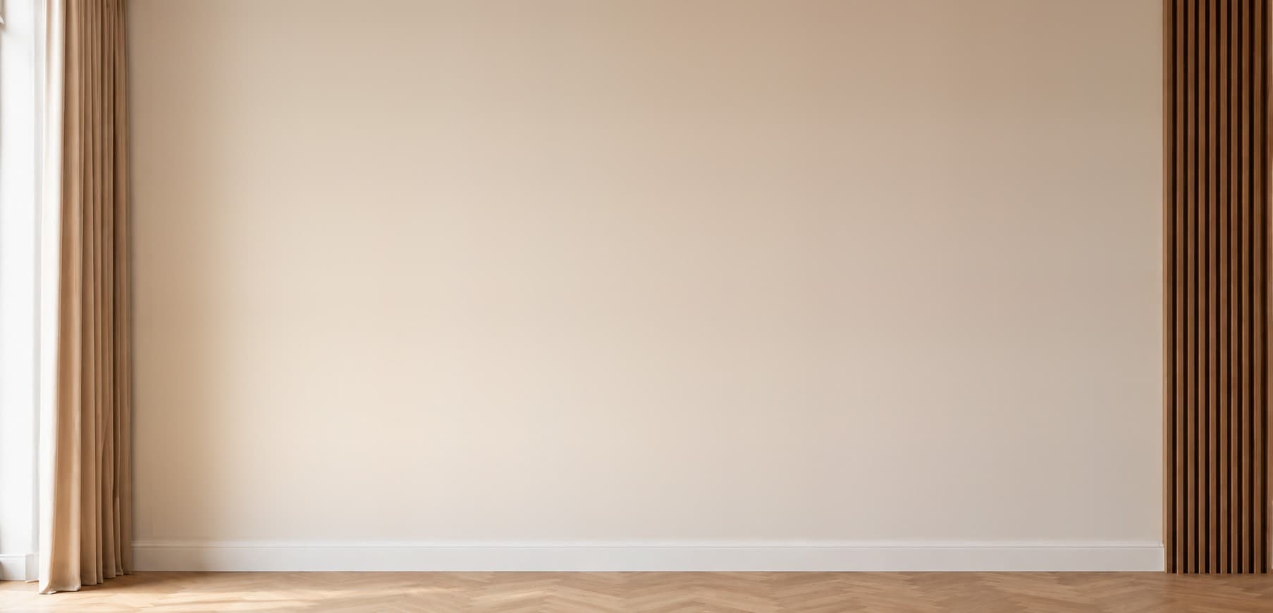 Lege ivoorkleurige muur met gordijn en houten lamellen